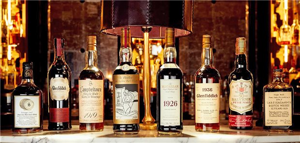 Whisky: Kult-Prozente mit Outperformance Der teuerste Whisky der Welt (4. v.l.) wechselte 2021 für 1,7 Millionen Euro den Besitzer.