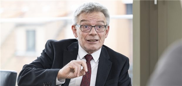 Professor Josef Hecken blickt skeptisch.