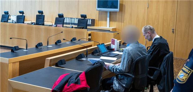 Der verurteilte Anästhesist sitzt mit seinem Verteidiger im Verhandlungssaal am Landgericht Augsburg.