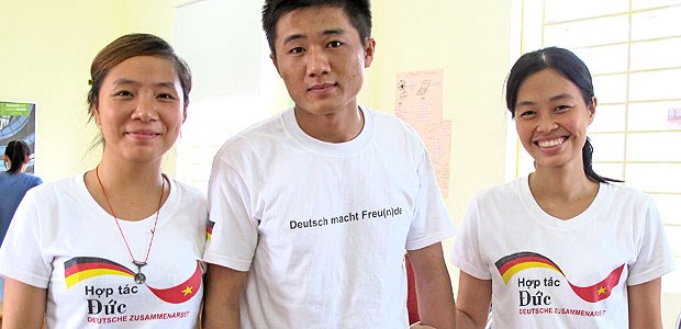 Auf Akquise in neun Ländern Der vietnamesische Krankenpfleger Nguyen Huu Lai (M) und seine Klassenkameradinnen beim Deutschkurs. Sie werden bald in Deutschland arbeiten.