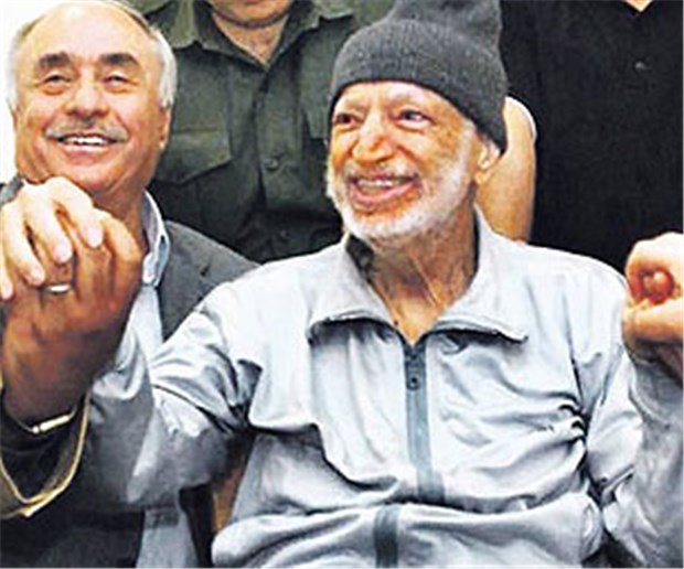 Wurde Arafat mit Polonium vergiftet? Der von Krankheit gezeichnete Palästinenserführer Jassir Arafat mit einem Ärzteteam vor seinem Abflug aus Ramallah am 28.10.2004.