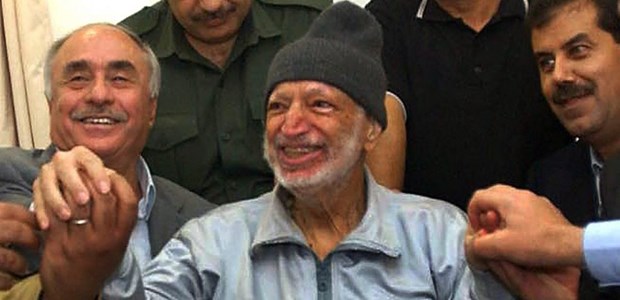 Starb Jassir Arafat den Gifttod? Der von Krankheit gezeichnete Palästinenserführer Jassir Arafat mit Ärzten vor dem Abflug aus Ramallah im Jahr 2004. Nach der Ankunft in Paris war er dort zwei Wochen später in einer Klinik gestorben.