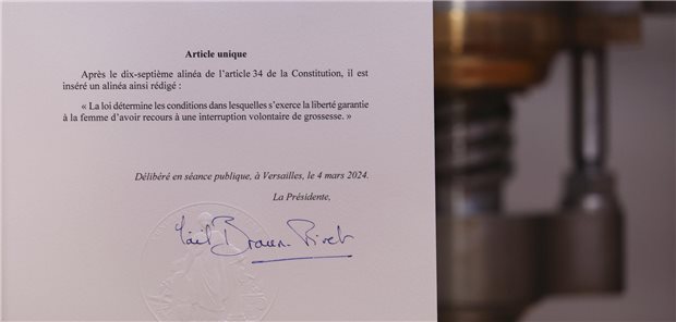 Frankreich verankert Recht auf Abtreibung in der Verfassung Der von der Präsidentin der französischen Nationalversammlung unterzeichnete Verfassungsartikel 34, der das Recht auf Abtreibung garantiert, wird im Schloss von Versailles fotografiert. Die Gesetzgeber haben am Montag mit überwältigender Mehrheit dem Gesetzentwurf zugestimmt.