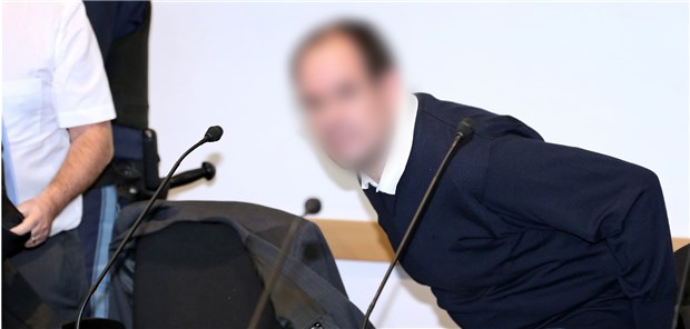 Pädophiler Kinderarzt muss lange hinter Gitter Der wegen Kindesmissbrauch verurteilte Mediziner vor Gericht: Über 12 Jahre muss er deswegen nun im Gefängnis absitzen.