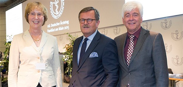 Montgomery, Wenker und Kaplan wiedergewählt! Der wiedergewählte Vorstand der Bundesärztekammer: Präsident Professor Frank Ulrich Montgomery (Mitte) mit seinen Stellvertretern Dr. Martina Wenker und Dr. Max Kaplan.
