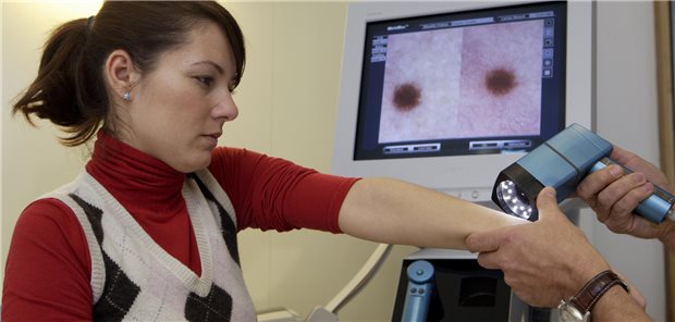 Hautkrebs-Screening & Co: Selbsthilfe-Bundesverband fordert bessere Arzt-Patienten-Kommunikation ein Dermatologen bieten bereits eine breite Palette an Hautkrebsscreening-Optionen an. Zur Not nehmen Patienten die Kassenvariante an. Wichtig ist, dass mehr Patienten überhaupt diese Angebote wahrnehmen, so der Selbsthilfe-Bundesverband.