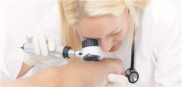Berufskrankheiten der Haut: Prävention zeigt nachhaltige Wirkung Dermatologen sind – neben Hausärzten – für viele betroffene Arbeitnehmer die erste Anlaufstelle, wenn es um die Prävention oder den Verdacht auf eine beruflich bedingte Erkrankung der Haut geht.