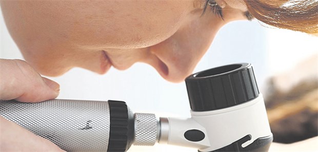 Klinik-Ermächtigung bringt bei Facharztmangel nichts Dermatologische Kernkompetenz: Untersuchung von Hautveränderungen. Dermatologen gehören zu den Fachgruppen, für die das Zi in einigen Planungsregionen Unterversorgung festgestellt hat.