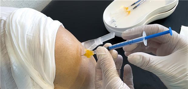 Gut 100 Anträge auf Entschädigung nach Corona-Impfungen im Nordosten Derzeit laufen in Deutschland die zweiten Booster-Impfungen für Risiko-Patienten und Menschen ab 70 (Archivbild). Ansprüche auf Entschädigung wegen Impfschadens werden nur wenige erhoben.