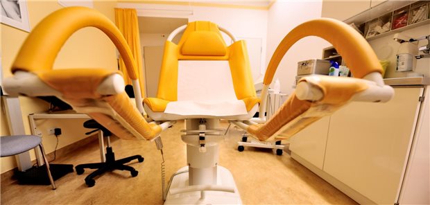 Untersuchungsstuhl in einem gynäkologischen Untersuchungszimmer