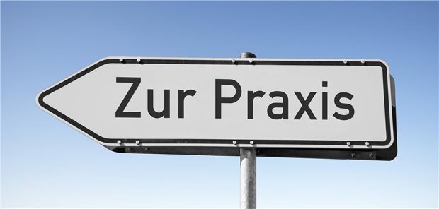 Ein Schild mit der Aufschrift &quot;Zur Praxis&quot;