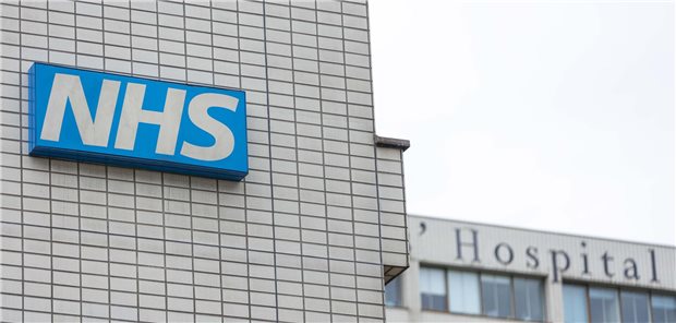 Gebäude mit Aufschrift "NHS"