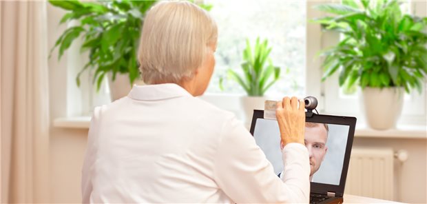 gematik untersagt VideoIdent-Verfahren Derzeit von der gematik als unsicher erklärt: das VideoIdent-Verfahren. (Symbolbild mit Fotomodellen)