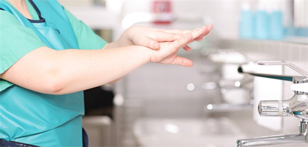 NRW will Patienten fragen Desinfektion der Hände - wie Hygienemaßnahmen in Kliniken umgesetzt werden, sollen in Zukunft auch Patientenfragebögen zeigen.