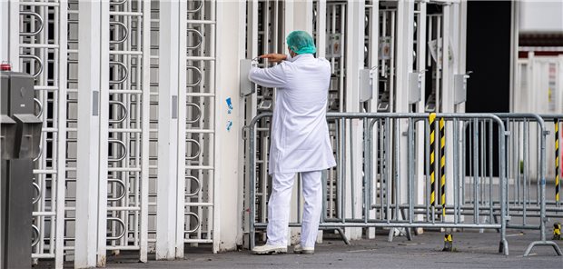 Berufskrankheiten: Corona wirbelt Arbeitsmedizin durcheinander Desinfektionsmöglichkeit am Mitarbeitereingang: Wie Vorfälle in deutschen Fleischereien zeigten, ist auch der Corona-Schutz für Beschäftigte außerhalb des Gesundheitsbereiches eine große Herausforderung.