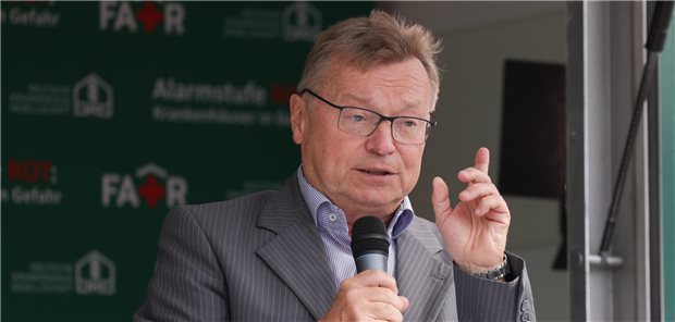 Brandenburg: Krankenhausgesellschaft kritisiert Online-Atlas für Kliniken Detlef Troppens, Vorsitzender der Landeskrankenhausgesellschaft, hier bei einer Veranstaltung im Jahr 2022, fürchtet, dass der geplante Online-Atlas mit Nennung der Leistungsgruppen für Kliniken schädliche Auswirkungen haben könnte. (Archivbild)