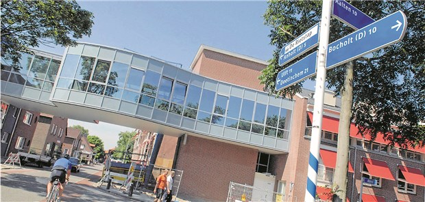Fantasie und Ausdauer in Grenzregionen gefragt! Deutsch-holländisches Pflegeheim in Bocholt-Suderwick – der Durchgang verbindet Gebäudeteile in beiden Ländern.