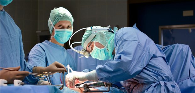 Ärzte bei einer Operation