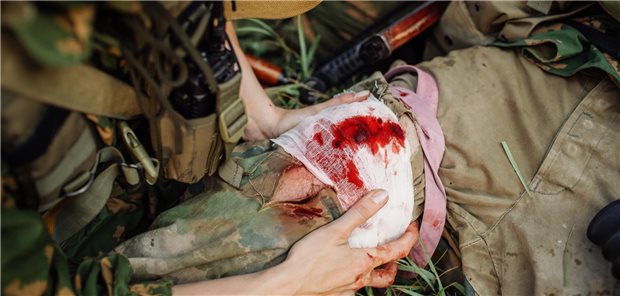 Deutschland lebt seit 80 Jahren in Frieden. Erfahrungen mit Kriegsverletzungen mussten Pflegekräfte hierzulande bislang glücklicherweise nur in wenigen Ausnahmefällen machen. 