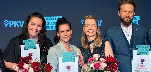 Thüringerin gewinnt bundesweiten Pflegewettbewerb „Deutschlands beliebteste Pflegeprofis“ (v.li.n.re.): die Drittplatzierte Tina Wiedemann aus Schwerin, Bundessiegerin Caroline Plickert aus Thüringen und vom Team der Zweitplatzierten Ute Pfeiffer und Michael Lothes.