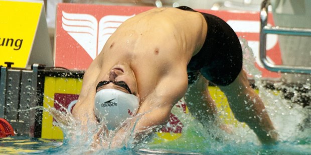 Zwischen Startblock und Medizinlehrbuch Deutschlands bester Rückenschwimmer Helge Meeuw hofft in London auf eine Einzel-Medaille.