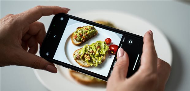 Essen wird mit dem Smartphone fotografiert.