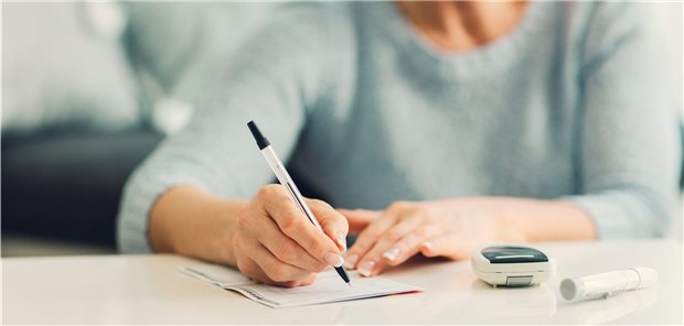 Diabetiker, die Insulinpens verwenden tragen ihre applizierten Dosen in der Regel manuell ein. 