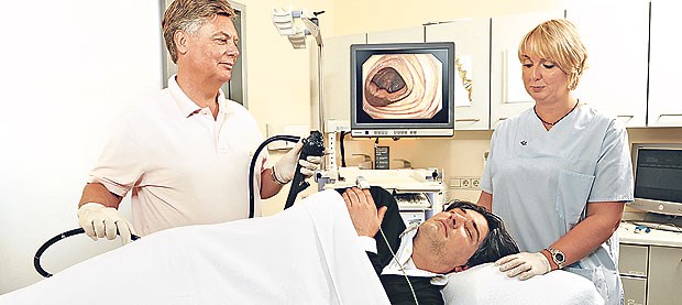 Diabetiker früher zum Koloskopie-Screening? Diabetiker haben ein erhöhtes Risiko für Kolonkarzinome. Es wird diskutiert, ob die Abstände der Screening-Koloskopie verkürzt werden sollen.