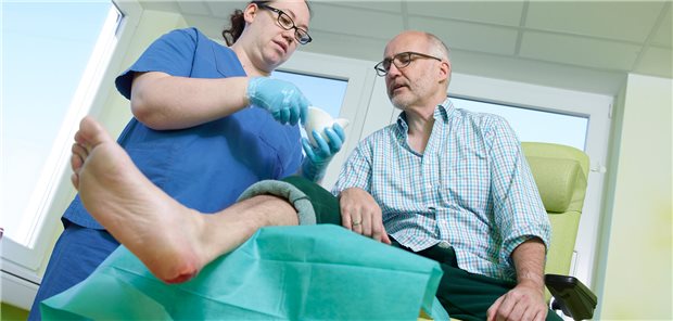 Mann erhält Wundauflage.