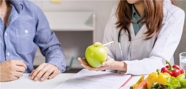 Ernährungsberaterin berät einen Patienten mit Spondyloarthritis.