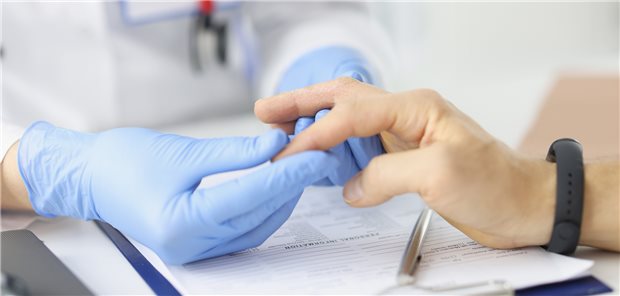 Diagnose Psoriasis: Nicht selten rezeptieren Dermatologen hier Biologika. Eine Kasse stößt sich offensichtlich daran – die Therapien sind hochpreisig.