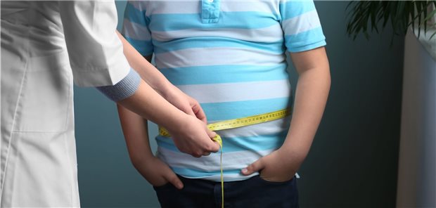 Diagnostik bei Adipositas: Weil sich bei Kindern und Jugendlichen wachstumsbedingt die Körperproportionen verändern, werden dazu alters- und geschlechtsspezifische BMI-Referenzkurven oder BMI-Perzentile herangezogen. (Symbolbild mit Fotomodell).