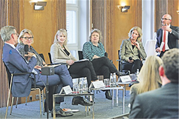 Metastasierter Brustkrebs: Was zu tun ist Dialogrunde (v. l.): Carl Janssen (Pfizer), Kordula Schulz-Asche (Grüne), Karin Maag (CDU), Prof. Nadia Harbeck, Eva Schumacher-Wulf (Mamma Mia), Moderator Wolfgang van den Bergh („Ärzte Zeitung“).