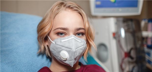 Dialyse-Patientin: Menschen aus dieser Risikogruppe profitieren besonders von Auffrischimpfungen mit Varianten-Impfstoffen, so eine Studie. (Symbolbild mit Fotomodell)