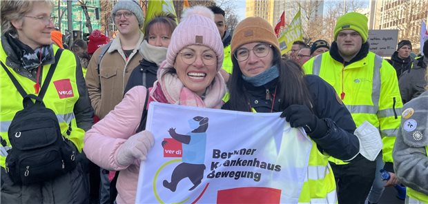 Klinikmitarbeiter streiken in Berlin für mehr Geld Diana de Léon und Malayn Saremski (v.l.) kämpfen für mehr Geld.