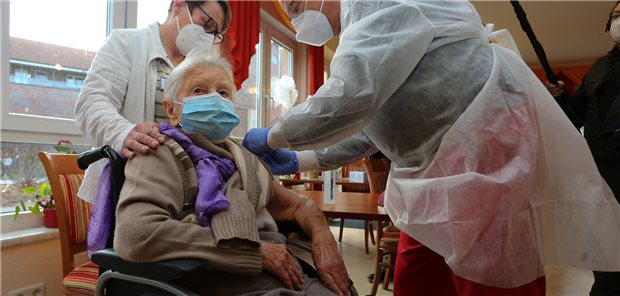Corona-Impfkampagne nimmt Tempo auf – nach ersten Hürden Die 101 Jahre alte Heimbewohnerin Edith Kwoizalla aus Halberstadt war am 26. Dezember der erste in Deutschland gegen das Corona-Virus geimpfte Mensch.