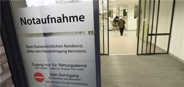 Die 116 Notfallpraxen in Baden-Württemberg sind ganz überwiegend an Krankenhäusern angesiedelt. Das ärztliche Personal rekrutiert sich zu einem großen Teil aus sogenannten Poolärzten, die – bisher – selbstständig tätig sind.