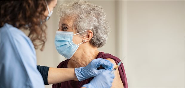 STIKO für Einsatz von Novavax-Vakzine und zweiten Booster bei Gefährdeten Die 4. COVID-Impfung ist in Sicht – zumindest für besonders von SARS-CoV-2 Gefährdete.