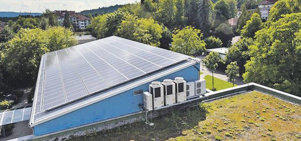 Arztpraxis mit Solarantrieb Die 400 Quadratmeter große Solaranlage auf dem Dach der Praxis für Strahlentherapie liefert etwa 30 Prozent der benötigten Energie.