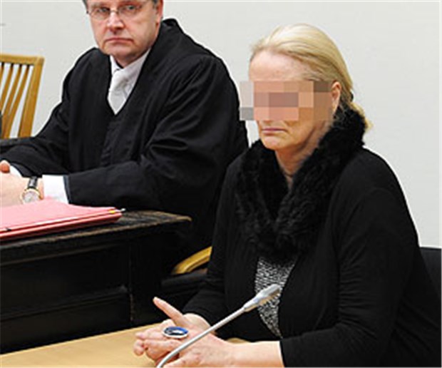 Anästhesistin schuldig Die 56-jährige Anästhesistin und ihr Verteidiger im Sitzungssaal des Hamburger Landgerichts. Die Angeklagte nahm die Schuld auf sich.