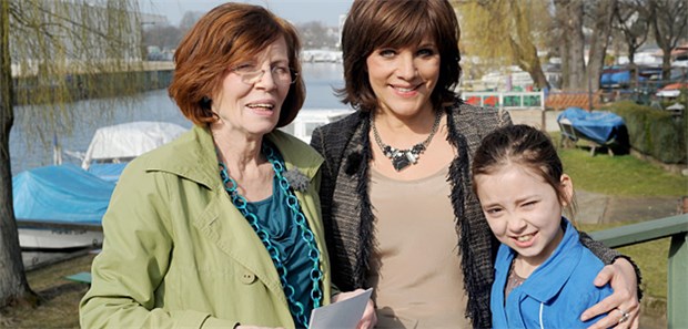 So geht es den Vierlingen der 65-jährigen Mama Die 65-Jährige Mama (l.) mit ihrer neunjährigen Tochter (r.) und RTL-Moderatorin Birgit Schrowange.
