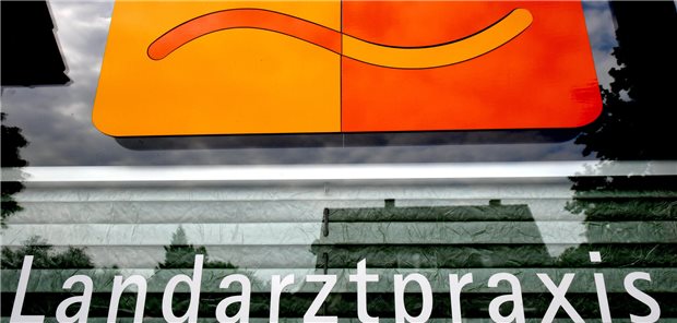 Medizinstudium in Baden-Württemberg via Landarztquote: Fast alle sind Landeskinder Die 75 erfolgreichen Bewerber auf einen Medizinstudienplatz via Landarztquote müssen nach Abschluss von Studium und Weiterbildung in Baden-Württemberg zehn Jahre in einem (drohend) unterversorgten Planungsbereich arbeiten.