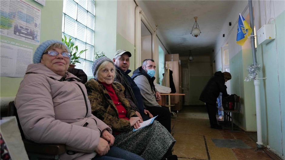 Die 86-jährige Taissa (2. v. l.) erlebt in Kupiansk den zweiten Krieg in ihrem L...