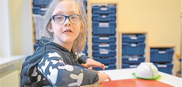 Sandweste zur Therapie unruhiger Kinder? Die 9-jährige Nina trägt in der Hamburger Schule am Hirtenweg eine Gewichtsweste.