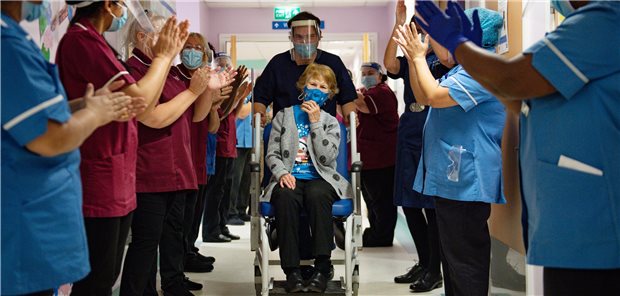 Großbritannien nah dran an Corona-Herdenimmunität Die 90-jährige Margaret Keenan war am 8. Dezember 2020 die erste Britin, die gegen Corona geimpft wurde. Mittlerweile sind auf der Insel mehr als 50 Millionen Erst- und Zweitimpfungen verabreicht worden.