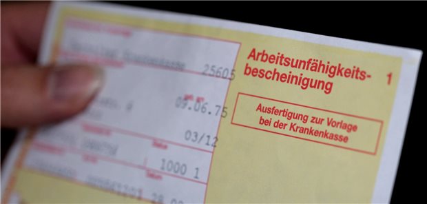 Die AU zur Vorlage bei der Krankenkasse – seit Oktober sollte diese auch elektronisch übermittelt werden können. Inzwischen reduziert sich offenbar auch die Fehlerquote.