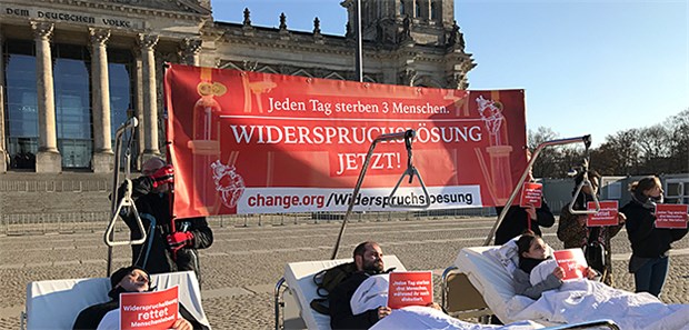 Organspende-Debatte im Bundestag Die Abgeordneten des Bundestags debattieren über die Organspende, vor dem Reichstagsgebäude wird mit einer Aktion für die Widerspruchslösung geworben.