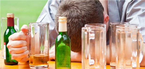 Jugend: Komasaufen weniger beliebt Die Adoleszenz ist wohl durchaus alkoholaffin – aktuell aber weniger als früher. (Symbolbild mit Fotomodell)