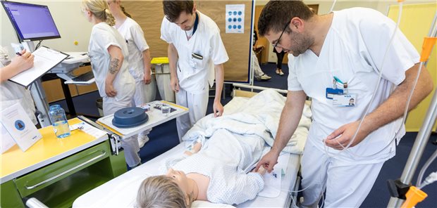 Die Ärzte Dimitry Buxbaum (links) und Ali Eid untersuchen die Patientin „Frau Schreck“. Welche Fehler haben sich hier eingeschlichen?