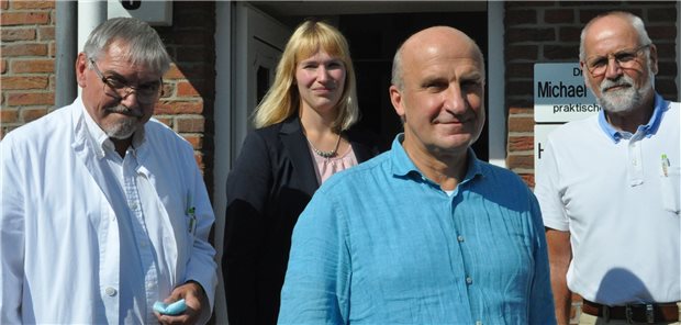 Die Ärzte Holger Damaschke, Christoph Opitz und Dr. Michael Orlowski (von links) aus Wahlstedt gemeinsam mit derMVZ-Managerin Nadine Völz. Sie werden zusammen im neuen MVZ Wahlstedt tätig sein.